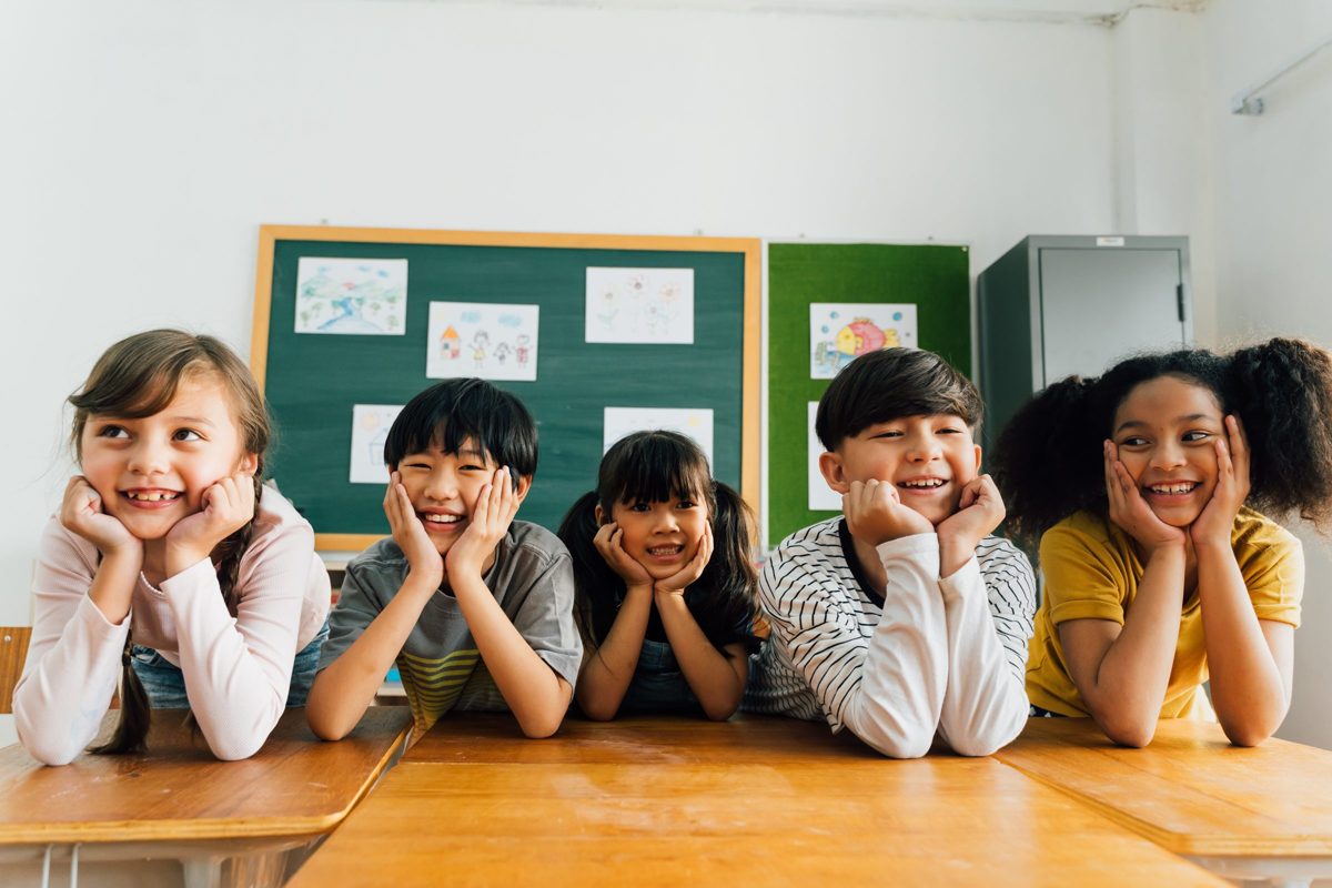 教室で並んで学ぶ多国籍の子どもたち
