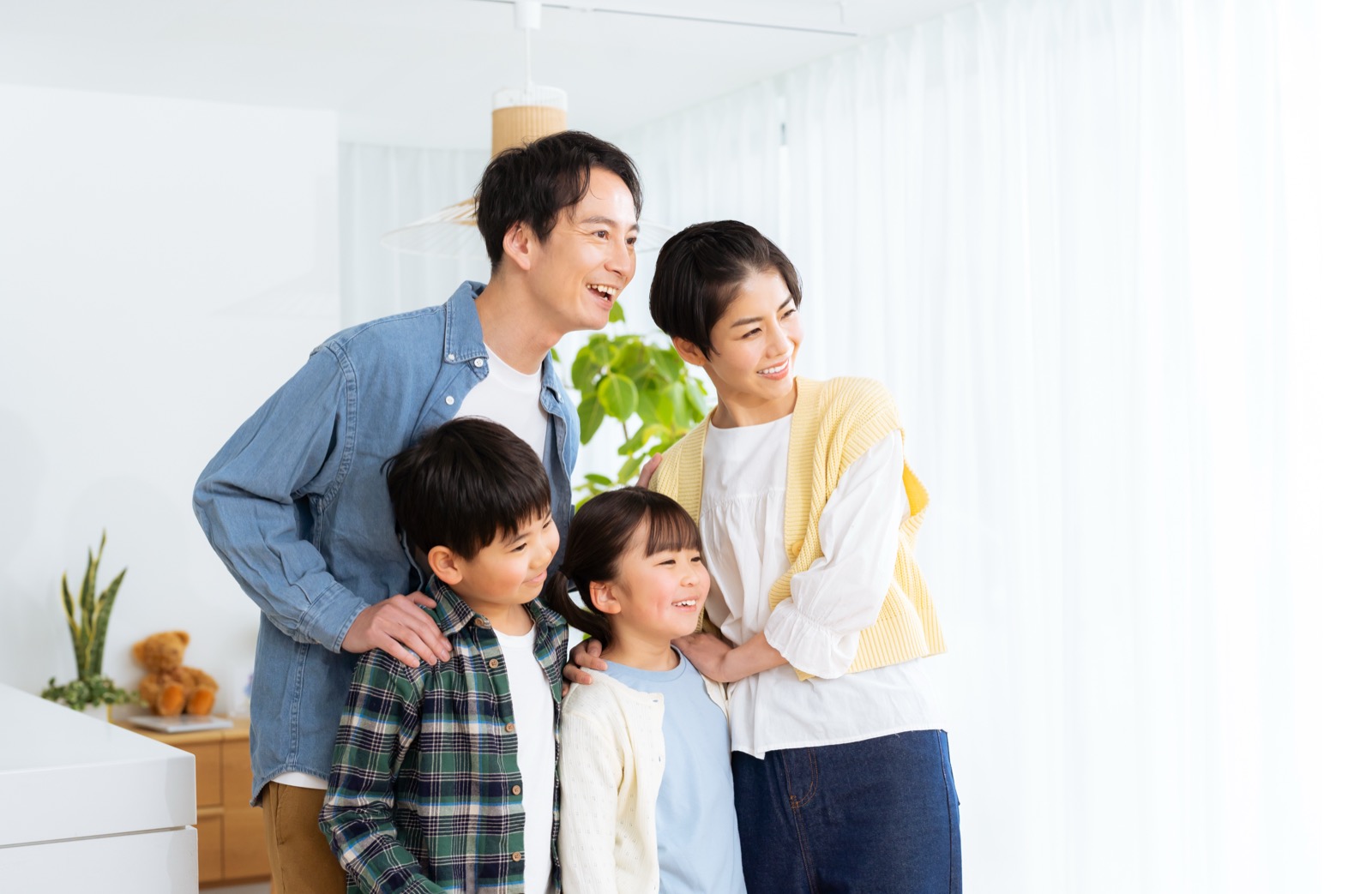 新しい家で笑顔の家族